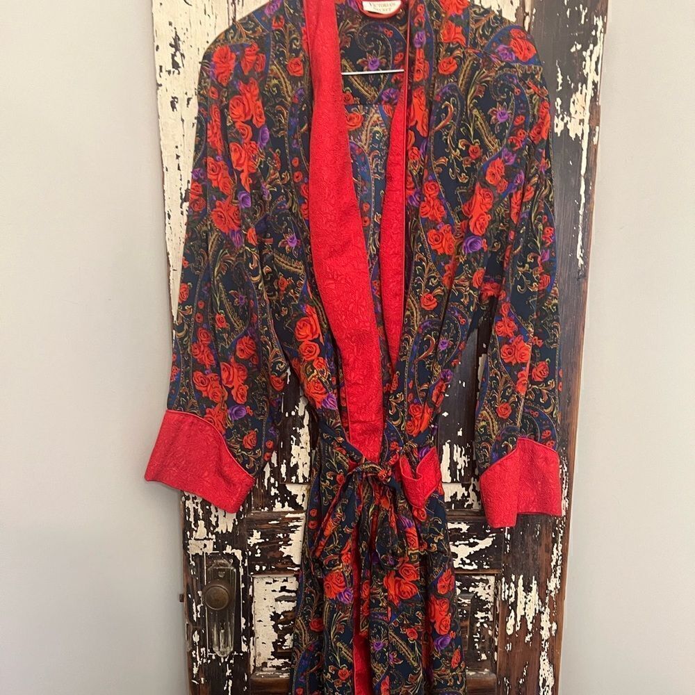 VTG Victoria's Secret Red Floral Long Satin Charmeuse Long Belted Robe Roses. L
